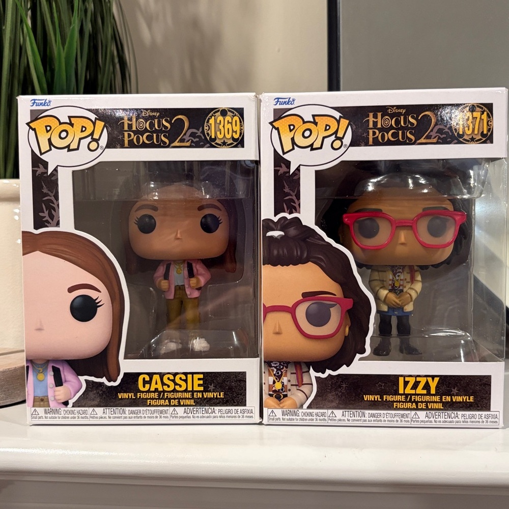 Set of 2 Funkos - Hocus Pocus 2 - Cassie & Izzie - NIB!  disney halloween funko